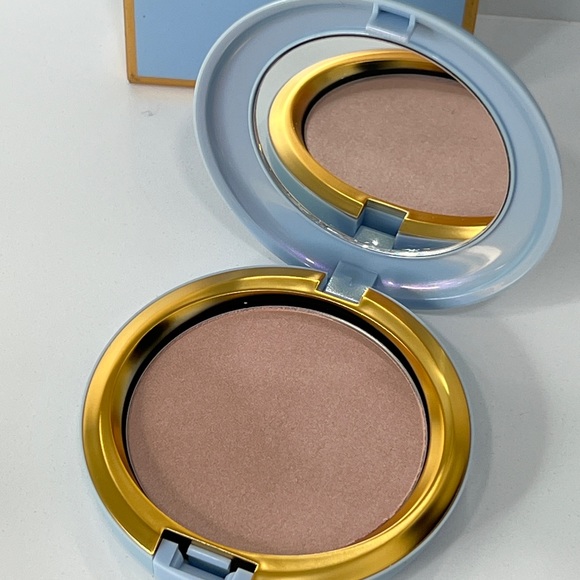 Mac Cosmetics Cinderella collection Beauty Power in “Mystery Princess” - Picture 4 of 4